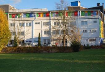 Hotel Johnel allows 18 year olds to book a room