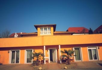 Villa Toscana has Balcony rooms