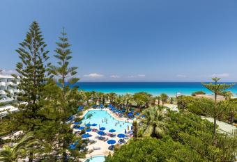 Blue Horizon has Balcony rooms