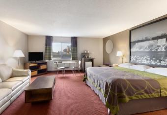 Super 8 by Wyndham Niagara Falls NY has rooms with a private hot tub
