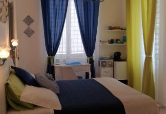 Sorrento Penthouse Suites has Balcony rooms