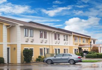 Super 8 by Wyndham Jonesboro has Smoking rooms