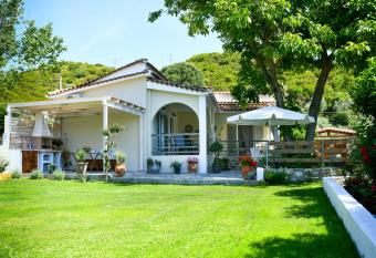 Vague Summer House has Balcony rooms