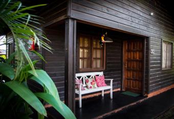 El Descanso Iguaz   by DOT Cabana allows 18 year olds to book a room