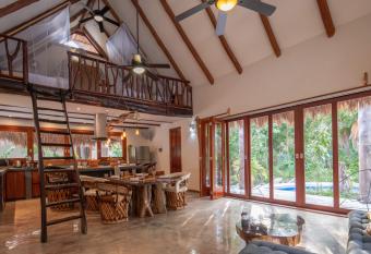 Villa Satori has Balcony rooms