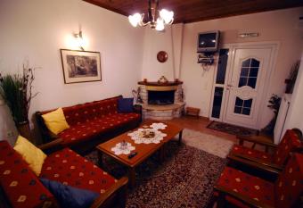 To Spiti tis Pareas has Balcony rooms