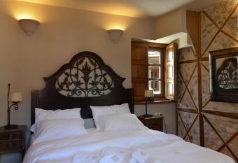 Archontiko Chioti has rooms with a private hot tub