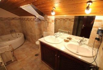 Casa Suarna has rooms with a private hot tub