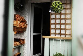 Castle Hill Cottage & Paddlers Retreat allows 18 year olds to book a room