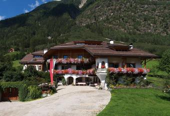 Haus Tirol has Balcony rooms