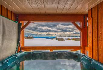 3 BR 3 Bath ski in ski out with private hot tub has rooms with a private hot tub