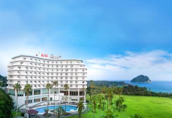 Seogwipo KAL Hotel allows 18 year olds to book a room