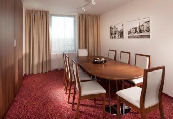 Clarion Congress Hotel Olomouc has rooms with a private hot tub