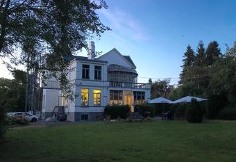 Villa Ad  la  de has rooms with a private hot tub