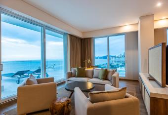 Santa Marta Marriott Resort Playa Dormida has rooms with a private hot tub