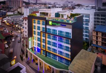 Holiday Inn Express Pattaya Central, an IHG Hotel allows 18 year olds to book a room