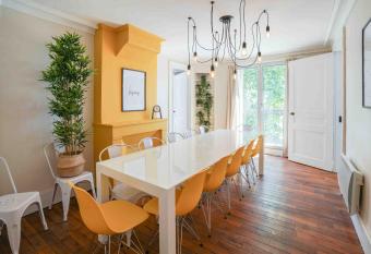 NOCNOC - La Com  die allows 18 year olds to book a room