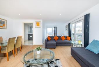 CANARY WHARF/DOCKLANDS/EXCEL SPACIOUS APT E14 has Balcony rooms