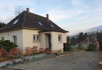 La maison de Paul has Balcony rooms
