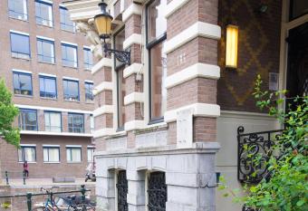 Hotel Amsterdam Inn allows 18 year olds to book a room