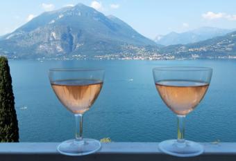 Varenna Wonders, Villa with pool for 14 guests has rooms with a private hot tub