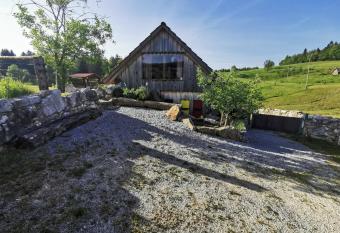 Farm Stay Ana has rooms with a private hot tub