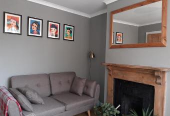 Edwards Cottage - Grove Road Cottages has Balcony rooms