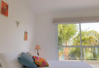 Casa Triplex em Angra dos Reis allows 18 year olds to book a room