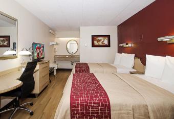 Red Roof Inn Philadelphia - Trevose has rooms with a private hot tub