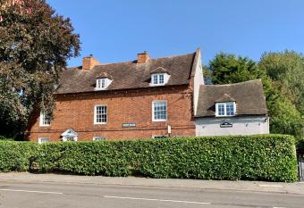 Springfield House - Birmingham Airport & NEC has rooms with a private hot tub