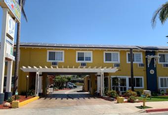 Sandyland Reef Inn allows 18 year olds to book a room