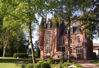 Ch  teau de la Vern  de allows 18 year olds to book a room