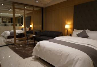 Astro Hotel has rooms with a private hot tub