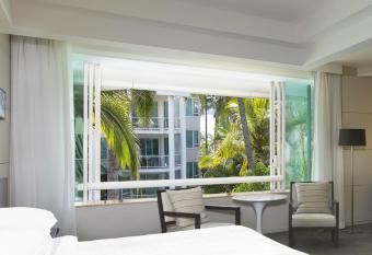 Sheraton Grand Mirage Resort Gold Coast has rooms with a private hot tub