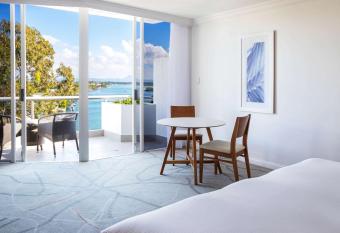 Sofitel Noosa Pacific Resort has rooms with a private hot tub