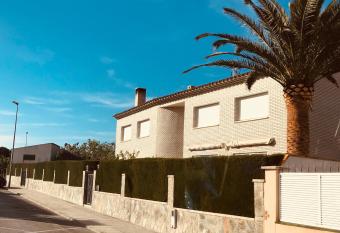 Casa Cesar Martinell 1 has Balcony rooms