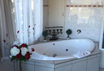 Hurley s of Queenstown has rooms with a private hot tub