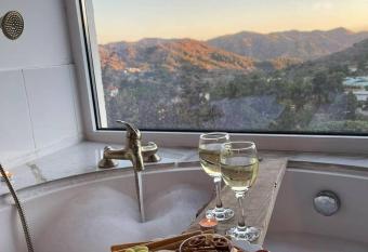 Aprosmeno Jacuzzi House 1 allows 18 year olds to book a room