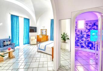 Le Botteghe 59 Capri allows 18 year olds to book a room