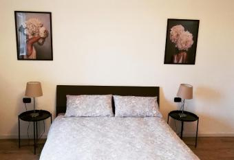 CENTRO e PARCO 10 min - flat in Monza has Balcony rooms