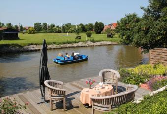 HUUS ANT DEEP OG has Balcony rooms