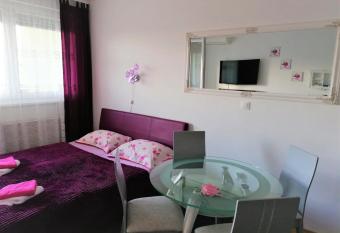 Lanterna Apartment has Balcony rooms