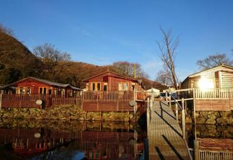Bonnie Banks Lodge Ardlui allows 18 year olds to book a room