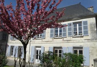 La Closerie Saint Jacques allows 18 year olds to book a room