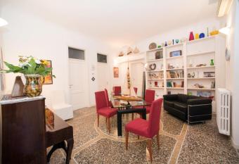 SABRINA`S RELAX FRA MARE E STORIA has Balcony rooms