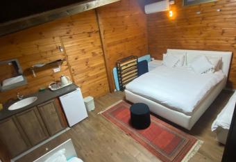 Majdal Shams/989 Apartment has rooms with a private hot tub