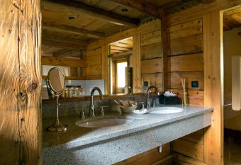 H  tel Les Servages d Armelle has rooms with a private hot tub