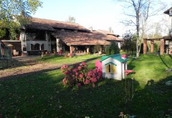 Agriturismo Cascina Poscallone has rooms with a private hot tub