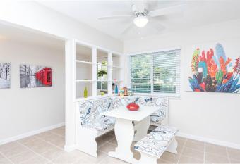 Artistic, 2 car Garage close to everything, 70Mbps allows 18 year olds to book a room