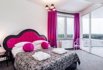 Hotel Woi  ski Spa has rooms with a private hot tub